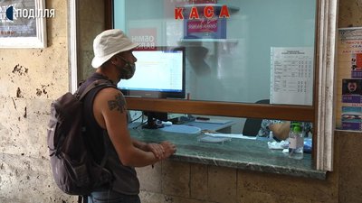 Олександр Шинкарук перший відвідувач кінотеатру. Чоловік придбав квиток на мультфільм аби подивитись з донькою. Фото: Суспільне Олександр Шинкарук перший відвідувач кінотеатру. Чоловік придбав квиток на мультфільм аби подивитись з донькою. Фото: Суспільне