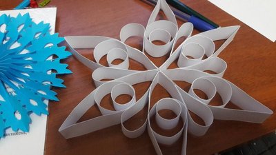 Черкаська майстриня навчає дітей виготовляти новорічний декор