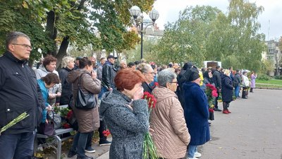 "Він пішов добровольцем захищати нашу країну": у Полтаві попрощалися із полеглими воїнами "Він пішов добровольцем захищати нашу країну": у Полтаві попрощалися із полеглими воїнами