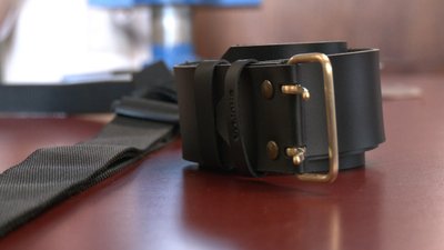 В Івано-Франківську для бійців ЗСУ виготовляють ремені ручної роботи