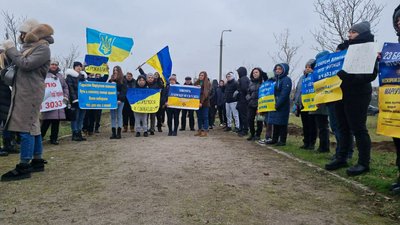 "Розшукати тих, хто зник безвісти": у Запоріжжі висадили алею, присвячену захисникам Маріуполя "Розшукати тих, хто зник безвісти": у Запоріжжі висадили алею, присвячену захисникам Маріуполя