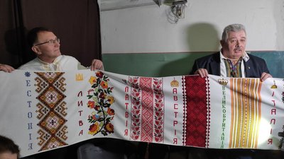 "Цвіт вишиванки": до Луцька привезли міжнародний рушник єднання "Цвіт вишиванки": до Луцька привезли міжнародний рушник єднання
