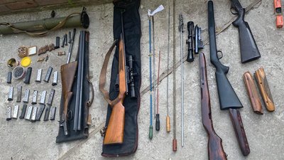 У Дніпрі поліцейські виявили арсенал зброї та боєприпасів У Дніпрі поліцейські виявили арсенал зброї та боєприпасів
