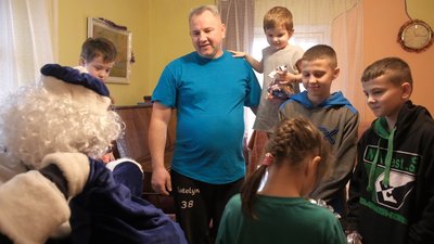Із учителя трудового навчання у святого Миколая. На Вінниччині чоловік вітає малечу по усій області Із учителя трудового навчання у святого Миколая. На Вінниччині чоловік вітає малечу по усій області