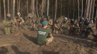 Навчають стріляти і виживати: у Черкасах діє табір для юних морпіхів