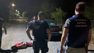 Двох закарпатців підозрюють у незаконному переправленні чоловіків за кордон Двох закарпатців підозрюють у незаконному переправленні чоловіків за кордон
