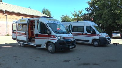 Пішки горбами та бездоріжжям: як в гірських селах Прикарпаття працюють медики швидкої Пішки горбами та бездоріжжям: як в гірських селах Прикарпаття працюють медики швидкої