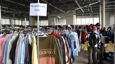 У Хмельницькому запрацював ще один центр видачі одягу