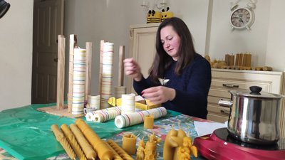 Пасічниця з Тернопільщини робить свічки з воску Пасічниця з Тернопільщини робить свічки з воску