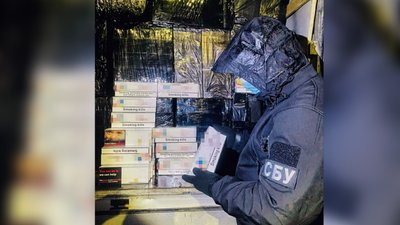 Сигарети замість холодильників: на Закарпатті поліцейські виявили у авто 15 тисяч пачок Сигарети замість холодильників: на Закарпатті поліцейські виявили у авто 15 тисяч пачок