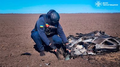 Сапер ДСНС Чернігівщини знешкоджує вибухонебезпечний предмет