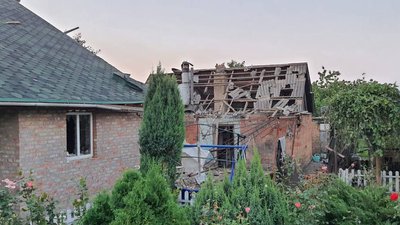 Уночі війська РФ обстріляли два райони Дніпропетровщини: пошкоджені будинки, дитсадок, газогін