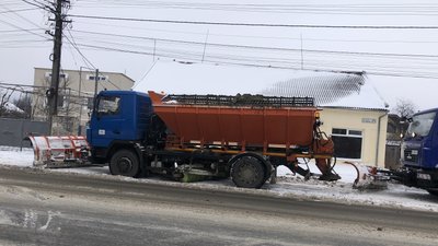 Підсипання сіллю та робота спецтранспорту: як на Закарпатті розчищають дороги від снігу Підсипання сіллю та робота спецтранспорту: як на Закарпатті розчищають дороги від снігу