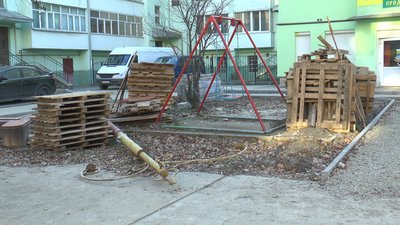 У Франківську 8 місяців ремонтують двір на вулиці Хіміків. Роботи цьогоріч не завершать У Франківську 8 місяців ремонтують двір на вулиці Хіміків. Роботи цьогоріч не завершать