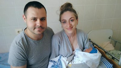Немовлята з Калуша отримали свої перші вишиванки у пологовому будинку Немовлята з Калуша отримали свої перші вишиванки у пологовому будинку