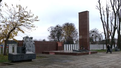 Вони знищували УПА: з міського скверу на Рівненщині вирішили прибрати меморіал енкавеесівцям Вони знищували УПА: з міського скверу на Рівненщині вирішили прибрати меморіал енкавеесівцям