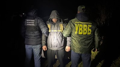 В Ужгороді затримали 18-річного хлопця за підозрою у спробі підкупу прикордонника В Ужгороді затримали 18-річного хлопця за підозрою у спробі підкупу прикордонника