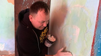 Священник штукатурить стіни Священник штукатурить стіни