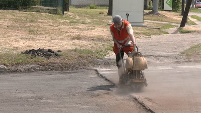 У Харкові після російських обстрілів асфальтують вирви на дорогах У Харкові після російських обстрілів асфальтують вирви на дорогах