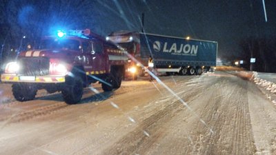 Два автобуси, трактор та вантажний автомобіль застрягли у кюветах на дорогах Волині Два автобуси, трактор та вантажний автомобіль застрягли у кюветах на дорогах Волині