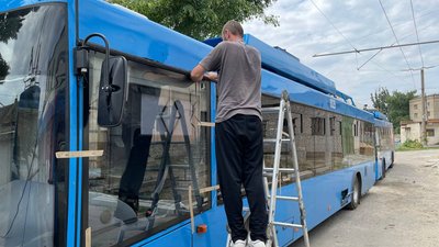 "Миколаївелектротранс" ремонтує тролейбуси, які були пошкоджені під час обстрілу "Миколаївелектротранс" ремонтує тролейбуси, які були пошкоджені під час обстрілу