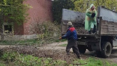 Толока до Великодніх свят. У Херсоні прибирали вулиці від сміття Толока до Великодніх свят. У Херсоні прибирали вулиці від сміття