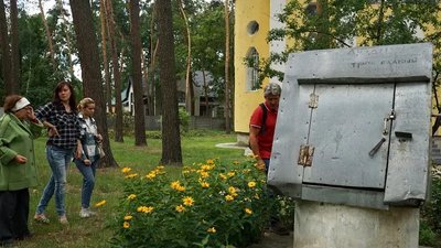 "Ірпінь. Хроніки відновлення": активісти та дизайнери висаджують рослини та збирають свідчення про окупацію міста "Ірпінь. Хроніки відновлення": активісти та дизайнери висаджують рослини та збирають свідчення про окупацію міста