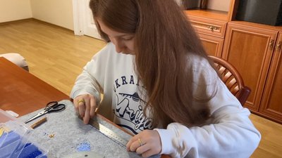 Бісер для ЗСУ: школярка з Харківщини плете браслети та збирає гроші для армії Бісер для ЗСУ: школярка з Харківщини плете браслети та збирає гроші для армії