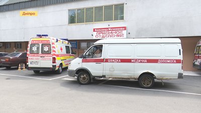 Пораненому бійцю, якого доставили до лікарні Мечникова в суботу, зробили операцію на очах