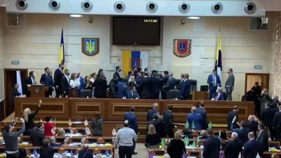 Сутички в Одеській обласній раді: бійка за трибуною Сутички в Одеській обласній раді: бійка за трибуною
