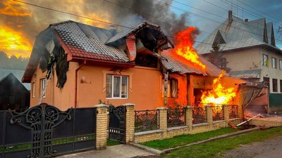 На Закарпатті вогонь знищив покрівлю і домашні речі