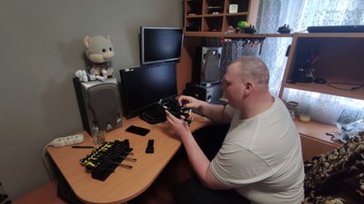 Євген Ульчак ремонтує дрон для військових Євген Ульчак ремонтує дрон для військових