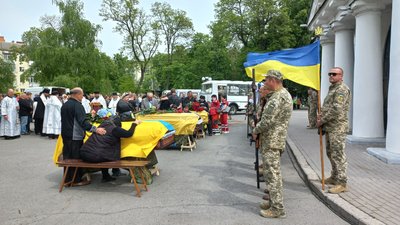 «Я не повірив, що брата нема»: у Полтаві попрощалися із п’ятьма полеглими воїнами