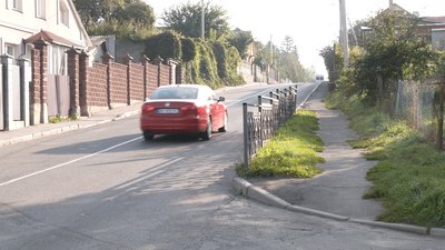 Зарослі на тротуарі: рівняни нарікають на відсутність пішохідного простору на дорозі Зарослі на тротуарі: рівняни нарікають на відсутність пішохідного простору на дорозі
