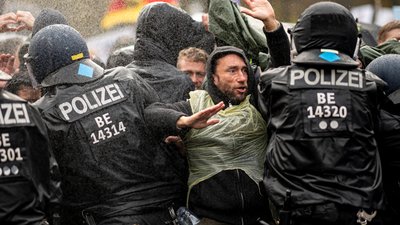 Противники карантину протестують у Берліні. Поліція застосувала водомети, десятки людей затримані Противники карантину протестують у Берліні. Поліція застосувала водомети, десятки людей затримані