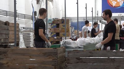 У ГУМАНІТАРНОМУ ХАБІ ФОРМУЮТЬ НАБОРИ ДЛЯ ПЕРЕСЕЛЕНЦІВ У ГУМАНІТАРНОМУ ХАБІ ФОРМУЮТЬ НАБОРИ ДЛЯ ПЕРЕСЕЛЕНЦІВ