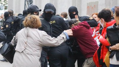 У Мінську затримали десятки учасників акції на підтримку опозиціонерів