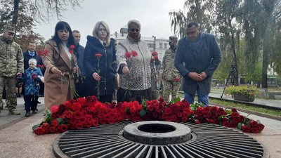 Вінничани вшанували захисників України покладанням квітів