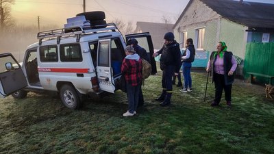 Рятувальники евакуювали з Лютівки Золочівської громади на Харківщині чотирьох жінок, 2 квітня 2026 року Рятувальники евакуювали з Лютівки Золочівської громади на Харківщині чотирьох жінок, 2 квітня 2026 року