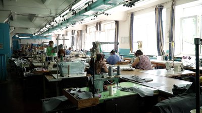 Жінки за своїми робочими місцями Жінки за своїми робочими місцями