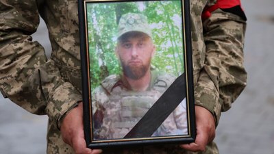 Майже рік вважався зниклим безвісти: у Луцьку попрощалися з загиблим бійцем Юрієм Ковальчуком Майже рік вважався зниклим безвісти: у Луцьку попрощалися з загиблим бійцем Юрієм Ковальчуком