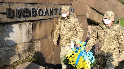 В Ужгороді День вигнання нацистських окупантів з України відзначили покладанням квітів