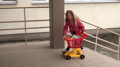 У черкаську школу учні прийшли на уроки зі своїми варіантами рюкзаків