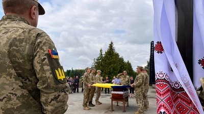 Труну з тілом бійця Михайла Гладкого накрили жовто-блакитним стягом