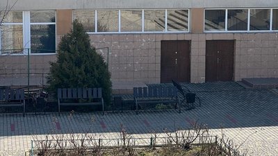 Збагатився на понад два млн грн. Директора компанії, що ремонтувала школу в Одесі, підозрюють у привласненні коштів