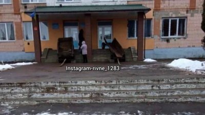Туалети на дорозі і вози на зупинках: як на Рівненщині капостять на 14 січня Туалети на дорозі і вози на зупинках: як на Рівненщині капостять на 14 січня
