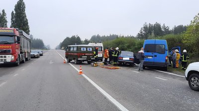 Біля Рівного у ДТП загинуло дві людини, четверо травмованих Біля Рівного у ДТП загинуло дві людини, четверо травмованих