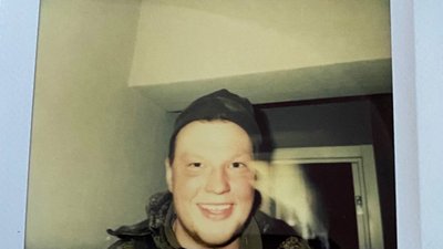 Фото зроблено російським військовим у квартирі громадянина України на Polaroid. Київська область, Україна, березень 2022 року. Фото зроблено російським військовим у квартирі громадянина України на Polaroid. Київська область, Україна, березень 2022 року.