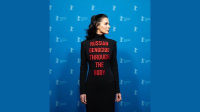 Марія Єфросиніна на Берлінале в сукні з написом "Russian genocide through the body"