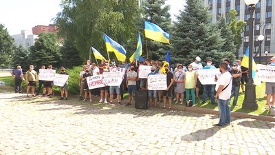 Під облрадою мешканці трьох районів протестували проти об'єднання їхніх районів із Синельниковим